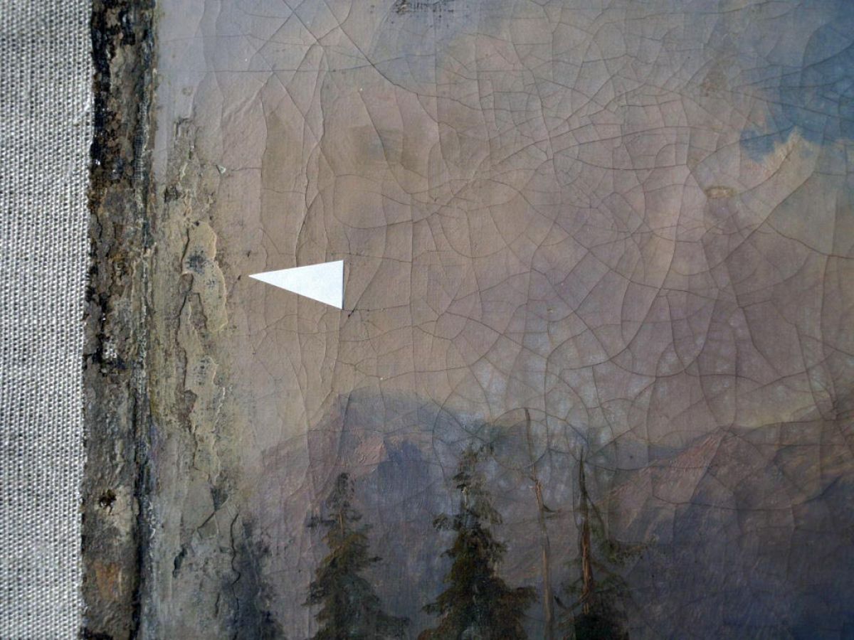 Detail starých podtmelených defektů a přemaleb